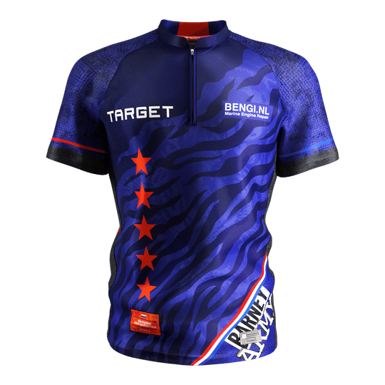 Das Bild zeigt das Produkt "Target Coolplay Raymond Van Barneveld 2025 Dartshirt". Das Dartshirt ist hauptsächlich blau mit roten Sternen und weißen Schriftzügen.