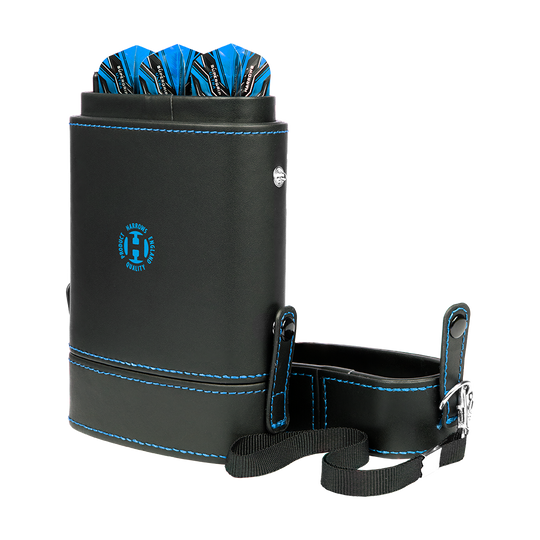 HRT-16419_Harrows_Prima_Dartcase_Aqua_3 Das Bild zeigt das Produkt "Harrows Prima Dartcase", ein elegantes Dart-Case in Schwarz mit blauen Nähten. Im Case sind mehrere zusammengebaute Darts mit blauen Flights sichtbar und es hat einen Trageriemen.