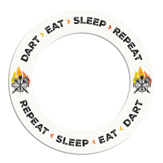Diana McDart: Dardos, Comer, Dormir, Repetir Weißes Dartboard-Surround mit dem Aufdruck 'Dart Eat Sleep Repeat'. Das Produkt ist aus einem bestimmten Blickwinkel dargestellt.