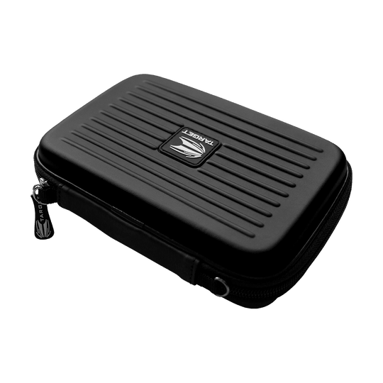 125828_Target_Takoma_XL_Dartwallet_Schwarz_2 Das Bild zeigt das Produkt "Target Takoma XL Dartwallet". Es handelt sich um eine schwarze, stabile Tasche mit Reißverschluss zur Aufbewahrung von Darts.