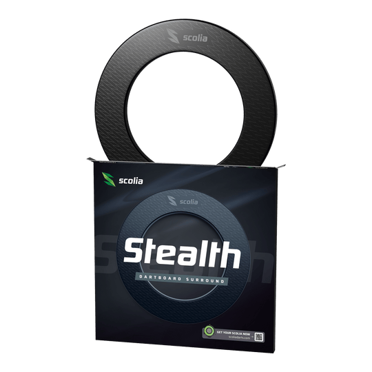 Scolia Stealth Dartboard Surround Das Bild stellt das Scolia Stealth Dartboard Surround dar. Es schützt die Umgebung und rahmt die Dartscheibe stilvoll ein.