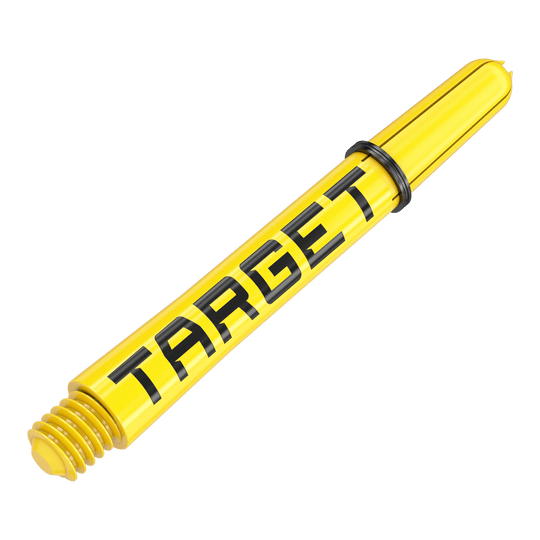 Varillas Target Pro Grip TAG - 3 juegos - Amarillas Dies ist ein gelber Dart-Schaft mit dem Schriftzug "TARGET". Der Schaft hat ein schwarzes Gummiband und ein Schraubgewinde am Ende.