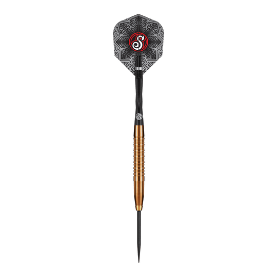 Dardos de acero Jake Womack de la serie Shot Pro, 23 g Das Bild zeigt den Shot Pro Series Jake Womack Steeldart mit einem Gewicht von 23 Gramm. Der Dart hat ein auffälliges schwarzes Flight-Design und einen goldfarbenen, gerillten Barrel.