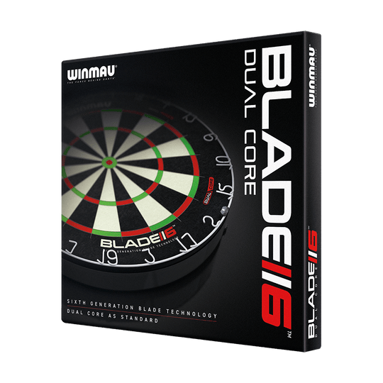 3031_Winmau_Blade_6_DualCore_Steeldartboard_5EMeOVTCTVL9to Die Abbildung zeigt die Verpackung des Winmau Blade 6 DualCore Steeldartboards. Auf der Vorderseite ist das Dartboard mit dem Schriftzug "Blade 6 Dual Core" abgebildet.