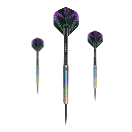 Dardos de acero Winmau Foxfire Urban Das Bild zeigt drei Winmau Foxfire Urban Steeldarts mit farbenfrohen Schäften und schwarzen Flights mit lila und grünen Mustern. Die Darts haben metallische Spitzen und ein modernes, auffälliges Design.