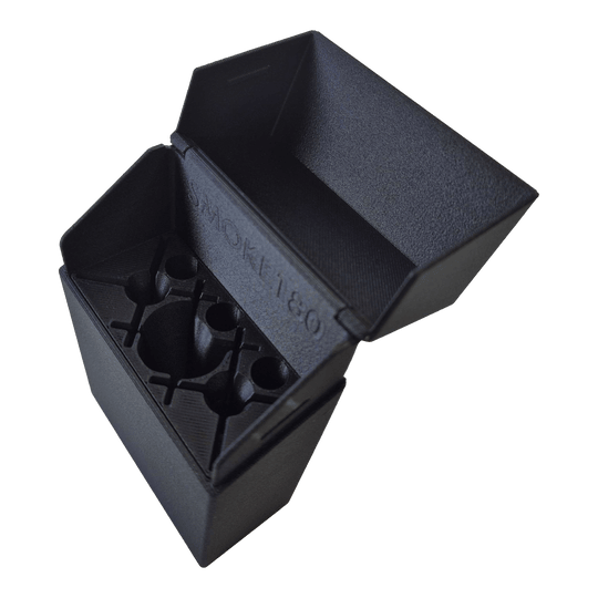 Estuche para dardos Smoke 180 con diseño personalizado - Negro Vorderansicht des Smoke 180 Dartcase mit eigenem Design. Die schwarze Oberfläche und die kompakte Form sind deutlich.