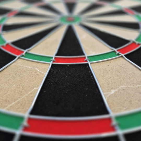 Juego de dardos de acero Target Gabriel Clemens Das Bild zeigt ein Steeldartboard mit farbigen Segmenten in Rot, Grün, Schwarz und Beige. Es handelt sich um das Produkt "Target Gabriel Clemens Steeldartboard Set".