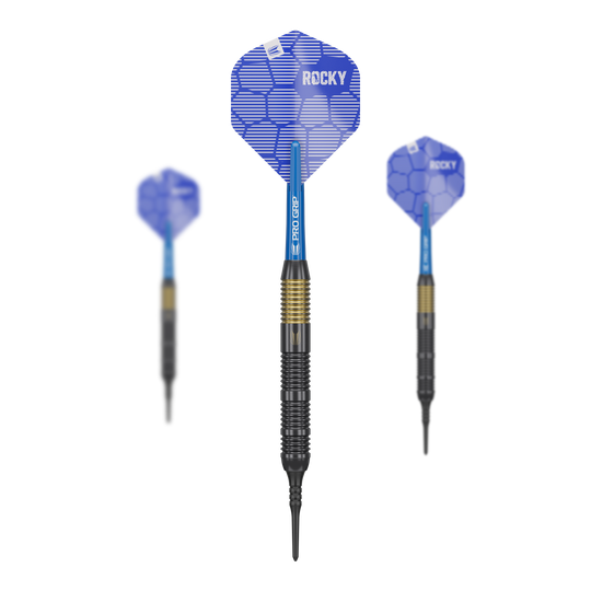 Dardos blandos Target Josh Rock Brass - 18 g Das Bild zeigt drei Softdarts des Modells "Target Josh Rock Brass Softdarts - 18g". Die Darts haben blaue Flights mit der Aufschrift "ROCKY" und einem schwarz-goldenen Barrel.