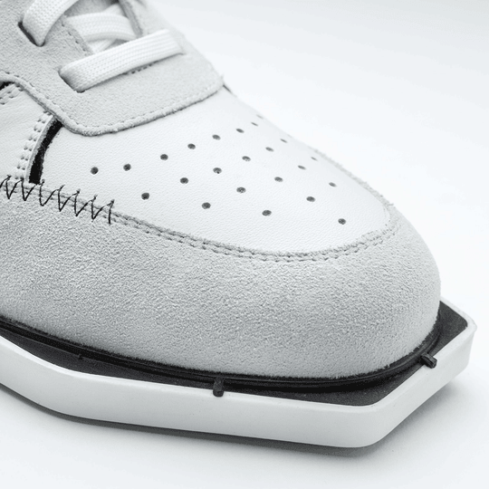 20100002-00_Triple20_Dartschuhe_Leder_Weiss_Schwarz_4 Der Schuh "Triple20 Dartschuhe Leder - Weiß Schwarz" ist aus weißem Leder mit grauen Wildleder-Akzenten gefertigt. Die spezielle Sohle ist für optimalen Halt beim Dartspiel konzipiert.