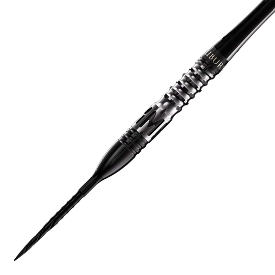 Dardos de acero Caliburn Player MAK Das Bild zeigt einen Caliburn Player MAK Steeldart mit einem Gewicht von 23,5g. Der Dart ist schwarz-silber und hat ein modernes, geriffeltes Griffdesign.
