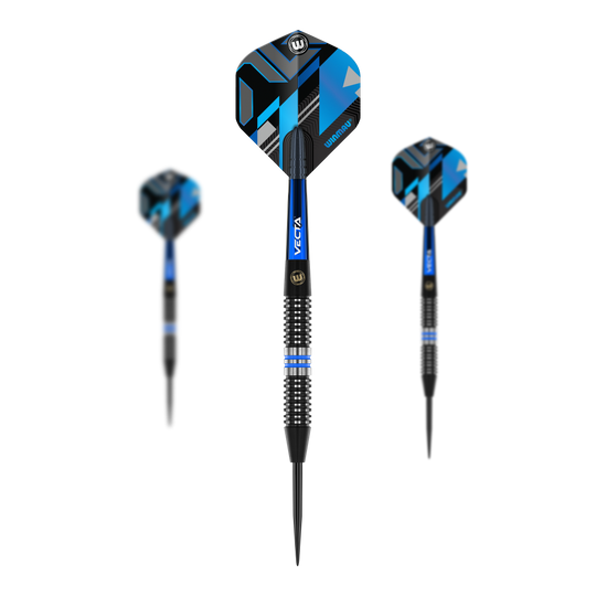 Dardos de acero Winmau Galactics Das Bild zeigt drei Winmau Galactics Steeldarts mit schwarzem, blauem und silbernem Design. Die Darts haben auffällige Flights mit geometrischen Mustern in Blau und Schwarz.