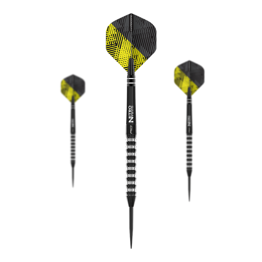 dardos de acero Red Dragon Razor Edge Elite Auf dem Bild sind drei Steeldarts mit schwarzen und silbernen Griffen zu sehen. Die Flights haben ein schwarz-gelbes Muster.