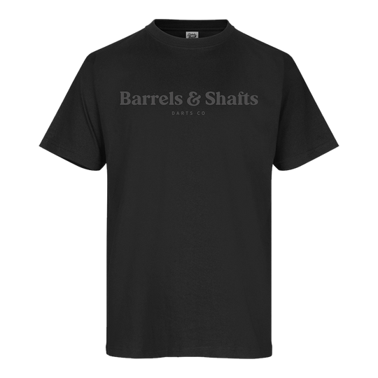 Camiseta Barriles y Ejes - Negro Das Bild zeigt ein schwarzes T-Shirt mit dem Aufdruck "Barrels & Shafts" auf der Vorderseite. Unter dem Schriftzug steht in kleinerer Schrift "DARTS CO".