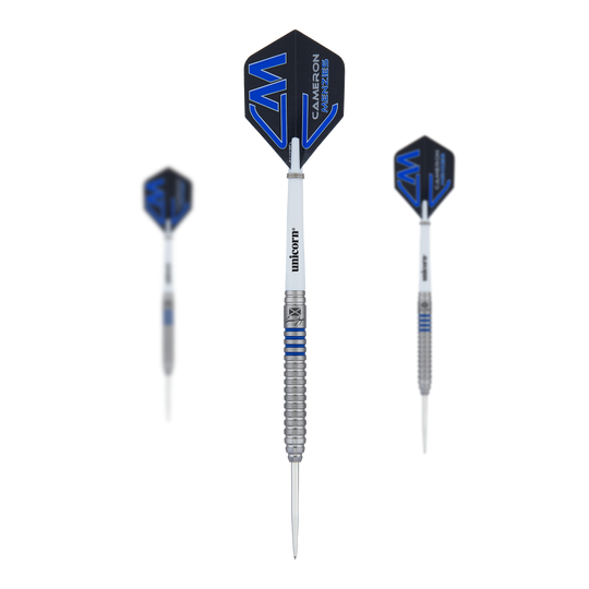 Dardos de acero Unicorn Contender Cameron Menzies - 23 g Das Bild zeigt drei Steeldarts des Modells "Unicorn Contender Cameron Menzies - 23g". Die Darts haben silberne Spitzen, weiße Shafts und blaue Flights mit dem Namen "Cameron Menzies".