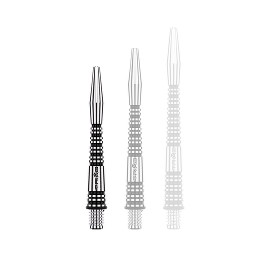 Auf dem Bild sind drei schwarze, geriffelte Aluminium-Dartschäfte in unterschiedlicher Länge zu sehen. Sie haben ein silbernes Muster und die Marke "Triad RX" ist darauf eingraviert.