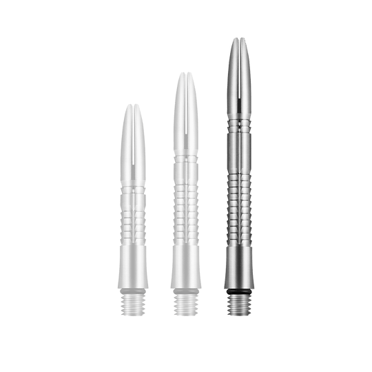 Flechas de titanio Shot Mako Auf dem Bild sind drei silberne, metallische Dartschäfte in unterschiedlichen Längen zu sehen. Sie haben ein geriffeltes Design und sind aus Titan gefertigt.