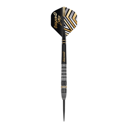 Dies ist ein 'Red Dragon Luke Humphries Prestige Steeldart'. Der Dart hat ein schwarz-silbernes Design mit goldenen Akzenten und auffälligen Mustern auf dem Flight.