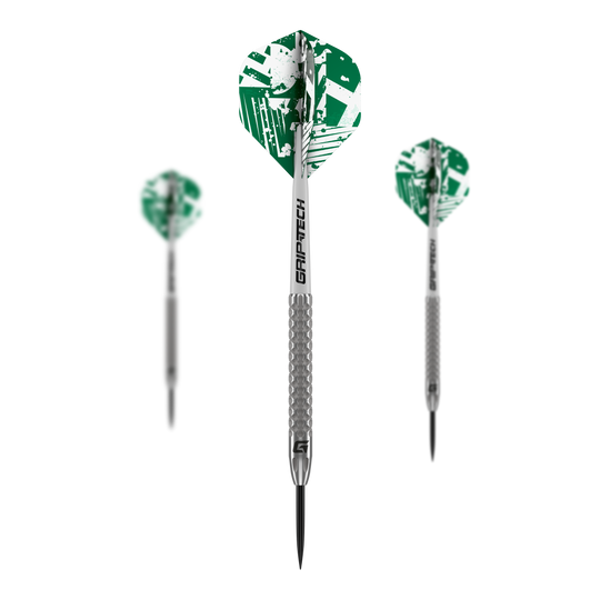 Dardos de acero de tungsteno GOAT Fairway V2 Das Bild zeigt drei GOAT Fairway V2 Tungsten Steeldarts mit silbernen Schäften und grünen Flights. Auf den Schäften steht "GRIPTECH" und die Darts haben eine strukturierte Griffzone.
