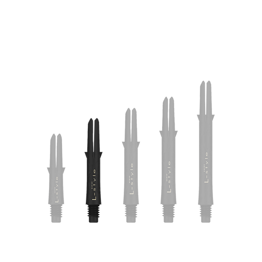 Ejes de carbono estilo L Auf dem Bild sind fünf schwarze L-Style Carbon Shafts für Darts in verschiedenen Längen zu sehen. Sie stehen nebeneinander, ohne Kappen, auf einem hellen Hintergrund.