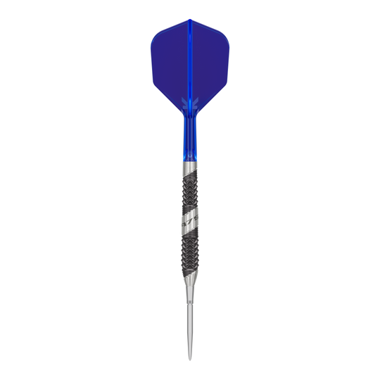 Dardos de acero Target 975 Ultra Marine 02 Swiss Point Das Bild zeigt einen Pfeil mit einer blauen Flights und einer silber-schwarzen Metallspitze. Der Pfeil hat ein modernes und sportliches Design.