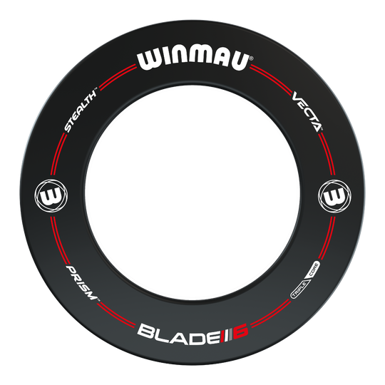 Das Bild zeigt das Produkt "Winmau Pro-Line Blade 6 Dartboard Surround". Es ist ein schwarzer Dartboard-Ring mit weißen und roten Akzenten sowie verschiedenen Markenlogos.