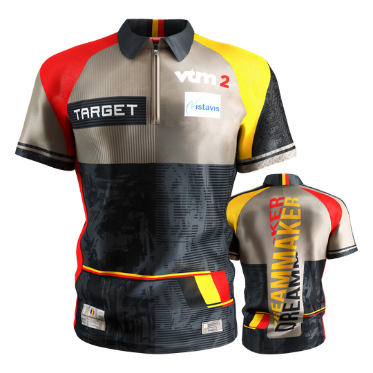Camiseta dardos Target Coolplay Dimitri Van Den Bergh 2025 Das Bild zeigt das "Target Coolplay Dimitri Van Den Bergh 2025 Dartshirt" von vorne und hinten. Das Shirt ist bunt gestaltet mit den Farben Schwarz, Rot, Gelb und Beige und trägt verschiedene Logos sowie den Schriftzug "DREAMMAKER" auf der Rückseite.