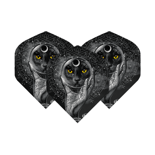 Dieses Bild zeigt drei Dartflights mit einem mystischen Design. Darauf ist ein schwarzer Kater mit gelben Augen und einer kristallhaltenden Hand vor einem magischen Hintergrund abgebildet.