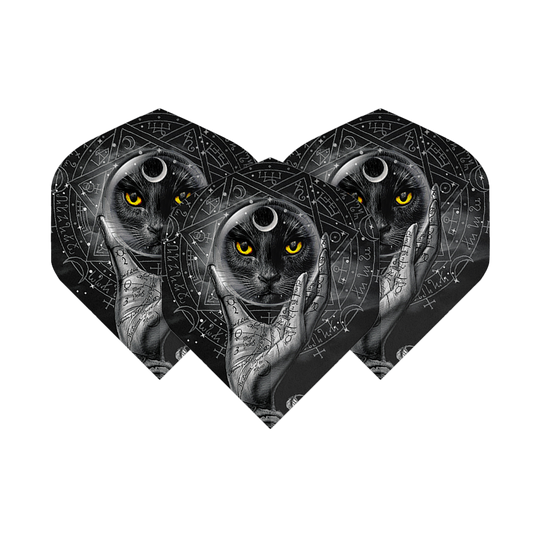 Alchemy Grimalkins Glass No2 Vuelos Estándar Dieses Bild zeigt drei Dartflights mit einem mystischen Design. Darauf ist ein schwarzer Kater mit gelben Augen und einer kristallhaltenden Hand vor einem magischen Hintergrund abgebildet.