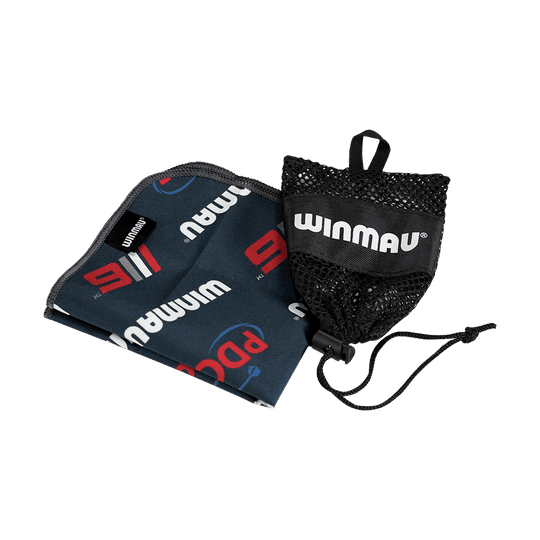 8133_Winmau_Sports_Towel_Handtuch_1 Das Bild zeigt das Winmau Sports Towel Handtuch zusammen mit einer schwarzen Netztasche. Das Handtuch ist dunkel mit weißen und roten Aufdrucken und das Winmau-Logo ist deutlich sichtbar.