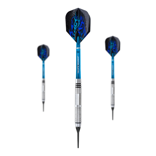 Dardos blandos Harrows Blaze Style B - 18 g Das Bild zeigt drei Softdarts des Modells „Harrows Blaze Style B“ mit einem Gewicht von 18 Gramm. Die Darts haben blaue Schäfte und schwarze Flights mit blauen Flammenmustern.
