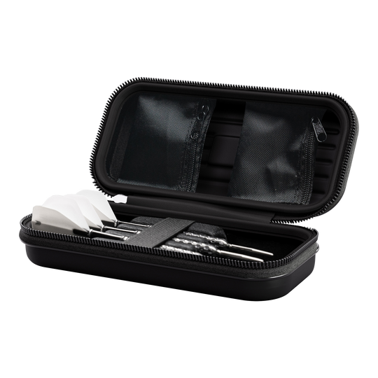 Estuche para dardos Target Takoma Stephen Bunting Das Bild zeigt das Produkt "Target Takoma Stephen Bunting Dartcase". In dem geöffneten Etui befinden sich drei zusammengebaute Darts und kleine Netztaschen im Deckel.