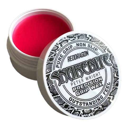 Cera para dedos Red Dragon Peter Wright Snakebite Precision Grip Wax Das Bild zeigt eine geöffnete Dose mit rotem Fingerwachs der Marke "Red Dragon Peter Wright Snakebite Precision Grip Wax". Auf dem Deckel steht, dass das Produkt für einen sicheren, rutschfesten Griff sorgt.