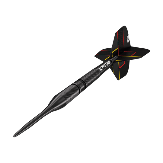 190227_Target_Gabriel_Clemens_Black_Edition_Steeldarts_4 Dies ist ein schwarzer Steeldart mit schmalen Rillen am Barrel und einer matten Spitze. Die Flights sind schwarz mit roten und gelben Linien verziert.