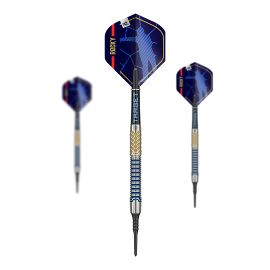 Dardos blandos Target Josh Rock GEN1 - 20 g Das Bild zeigt drei Softdarts des Modells "Target Josh Rock GEN1" mit einem Gewicht von 20g. Die Darts haben blaue Flights mit dem Schriftzug "ROCKY" und ein metallisch gemustertes Barrel.