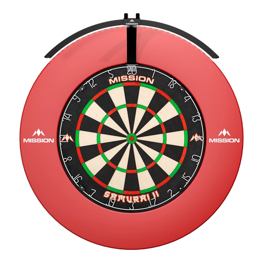 Das Bild zeigt ein rundes, beleuchtetes LED-Dartboard mit der Aufschrift "Mission Torus 100" und "Samurai II" in der Mitte. Das Dartboard ist von einem roten Schutzring mit dem Mission-Logo umgeben.
