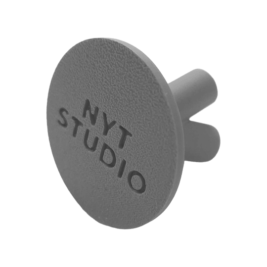Soporte para dardos compacto NYT Studio Das Bild zeigt einen NYTStudio Compact Darthalter in Grau. Diese Darstellung wurde vom Dateinamen abgeleitet.