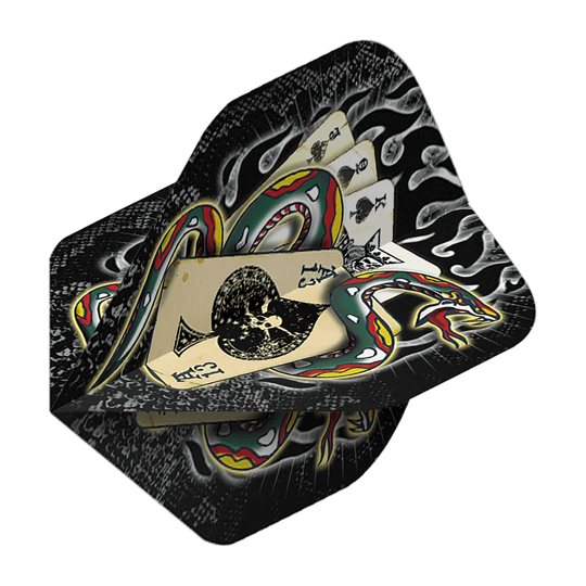 Serpiente de Espadas Alquímica No2 Vuelos Estándar Das Bild zeigt die „Alchemy Snake Of Spades No2 Standard Flights“. Das Design zeigt eine bunte Schlange, die sich um Spielkarten windet, vor einem schwarzen Hintergrund mit Flammenmotiven.