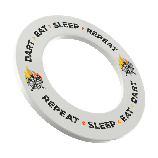 Diana McDart: Dardos, Comer, Dormir, Repetir Dartboard-Surround in Weiß mit dem Slogan 'Dart Eat Sleep Repeat'. Das Bild zeigt das Produkt von vorne.