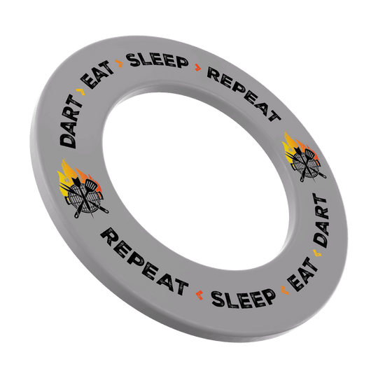 Diana McDart: Dardos, Comer, Dormir, Repetir Dartboard-Surround in grauer Farbe mit dem Slogan 'Dart Eat Sleep Repeat'. Auf dem Bild ist das Produkt frontal zu sehen.