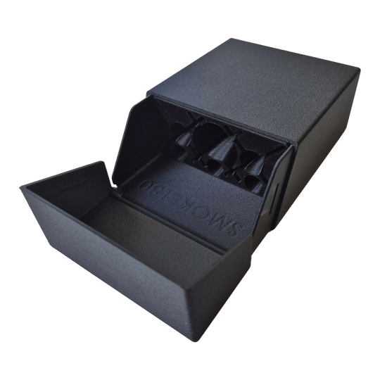 Nahaufnahme des Smoke 180 Dartcase mit individuellem Design in Schwarz. Die Verschluss-Mechanik ist erkennbar.