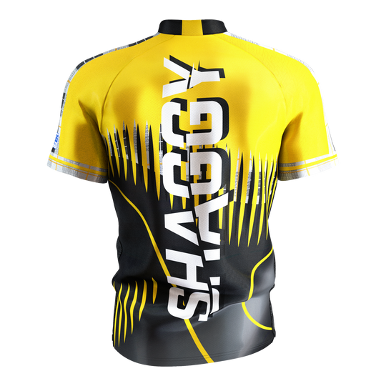 Camiseta de dardos Target Coolplay Scott Williams 2025 Das Bild zeigt ein gelb-schwarzes Dartshirt mit dem großen weißen Schriftzug "SHAGGY" auf der Rückseite. Das Shirt hat ein auffälliges, modernes Design mit dynamischen Linien und Mustern.