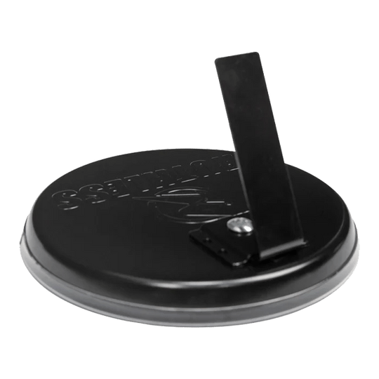 Juego de dardos de escritorio mini sin piedad Das Bild zeigt die Rückseite eines Produkts namens "Ruthless Mini Desktop Dartboard Set". Es ist eine runde schwarze Basis mit einem klappbaren Ständer.