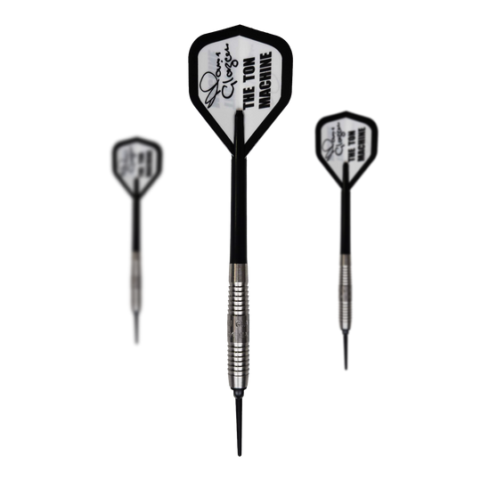 Das Bild zeigt drei Softdarts des Produkts "McKicks Alam Glazier Shark Machine". Die Darts haben silberne Griffe und weiße Flights mit der Aufschrift "THE TON MACHINE".