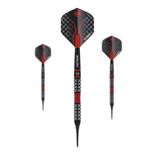 dardos blandos Winmau Joe Cullen Edición Especial Auf dem Bild sind drei Softdarts mit schwarzen und roten Details zu sehen. Die Flights haben ein modernes, geometrisches Muster und das mittlere Dart wird von vorne gezeigt.