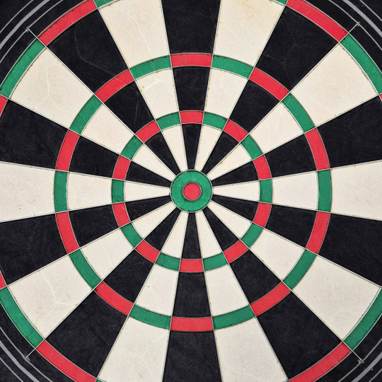 Diana de acero Harrows Quadro 240 Das Bild zeigt eine Nahaufnahme des Harrows Quadro 240 Steeldartboards. Das Dartboard ist in verschiedene Abschnitte in den Farben Schwarz, Weiß, Rot und Grün unterteilt.