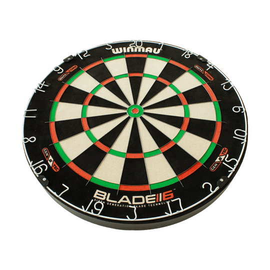 3031_Winmau_Blade_6_DualCore_Steeldartboard_2 Das Bild zeigt eine Winmau Blade 6 DualCore Steeldartboard. Die Dartscheibe hat ein klassisches Design mit schwarzen, weißen, roten und grünen Feldern.