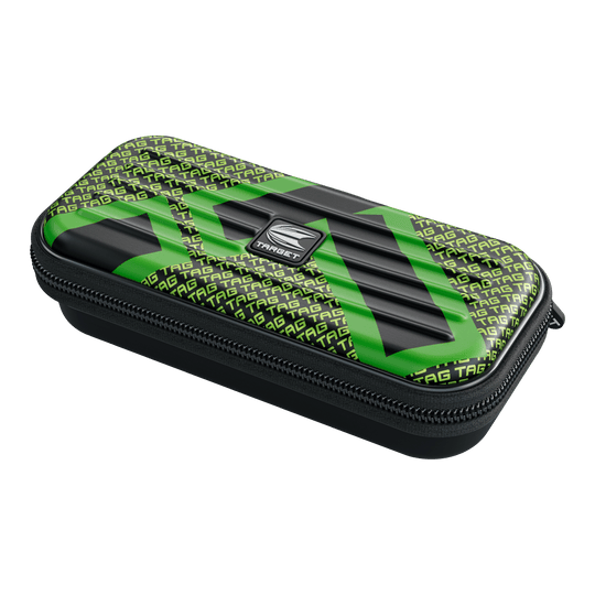 Estuche para dardos Target Takoma TAG Das Bild zeigt ein rechteckiges Etui mit Reißverschluss, das vorwiegend schwarz und grün ist. Auf dem Etui steht mehrfach das Wort "TAG" und in der Mitte befindet sich ein silbernes "TARGET"-Logo.