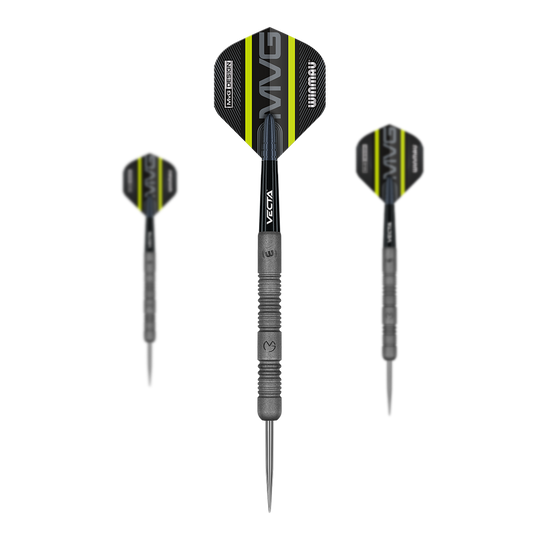 Dardos de acero exactos Winmau Michael Van Gerwen Das Bild zeigt drei Winmau Michael Van Gerwen Exact Steeldarts. Die Darts haben schwarze und gelbe Flights mit der Aufschrift "MVG" und einen silbernen, geriffelten Schaft.