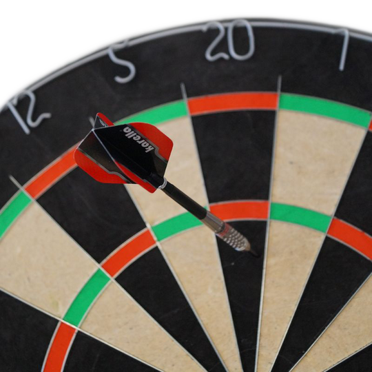 Juego de dardos Karella BullOut que incluye 2 juegos de dardos de acero. Zu sehen ist das Karella Dartboard BullOut Set mit zwei Sätzen Steeldarts. Perfekt für Einsteiger und Fortgeschrittene.