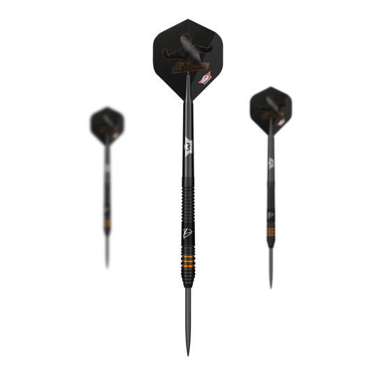 Bulls NL Dirk Van Duijvenbode Edition 2 dardos de acero Das Bild zeigt drei Steeldarts der Marke "Bulls NL Dirk Van Duijvenbode Edition 2". Die Darts sind schwarz mit orangen Akzenten und besitzen Flights mit einer schwarzen Silhouette.
